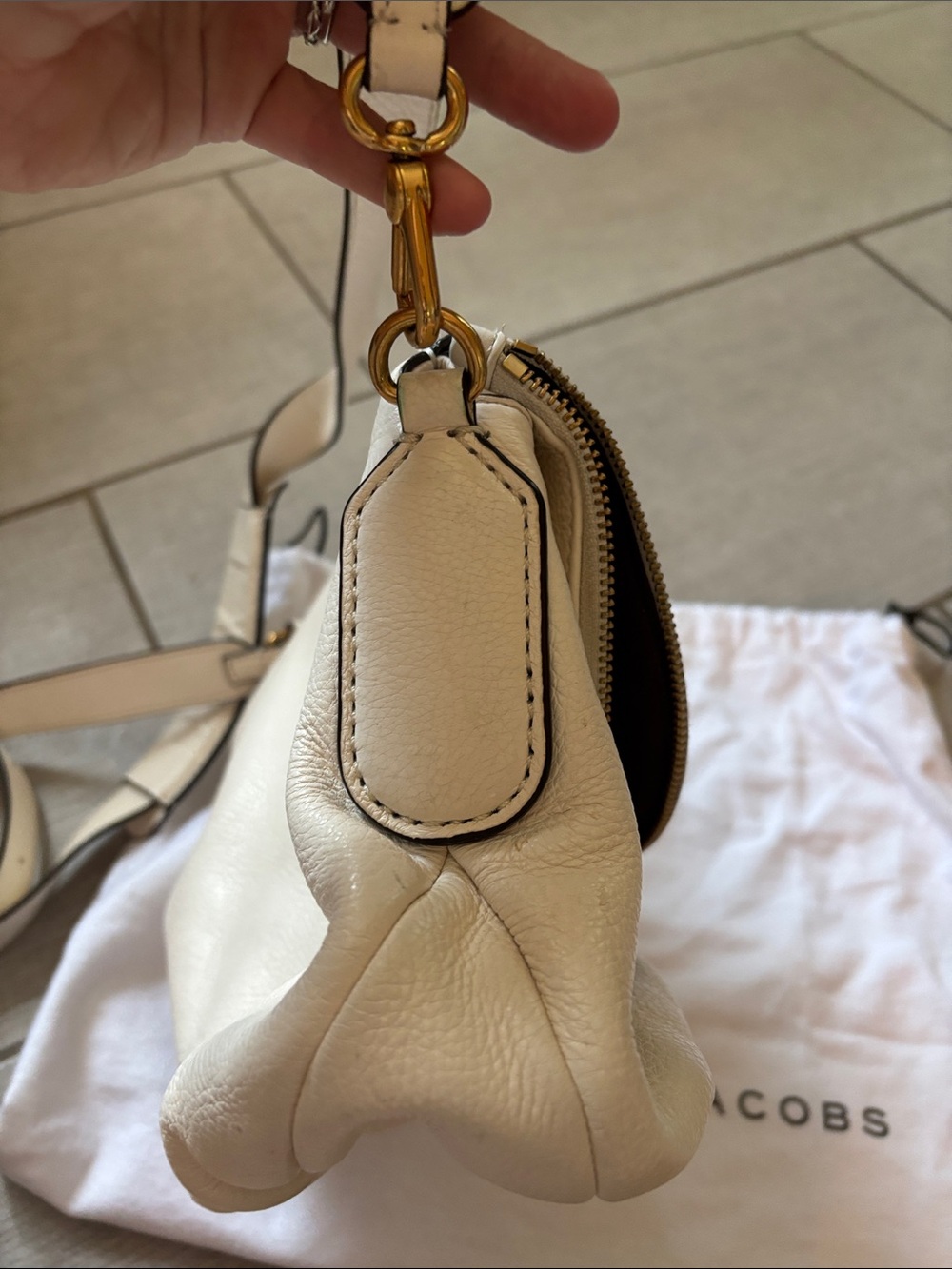 Marc by Marc Jacobs Cream Pebbled Leather Shoulder Bag with Gold Plate - Picture 10 of 10